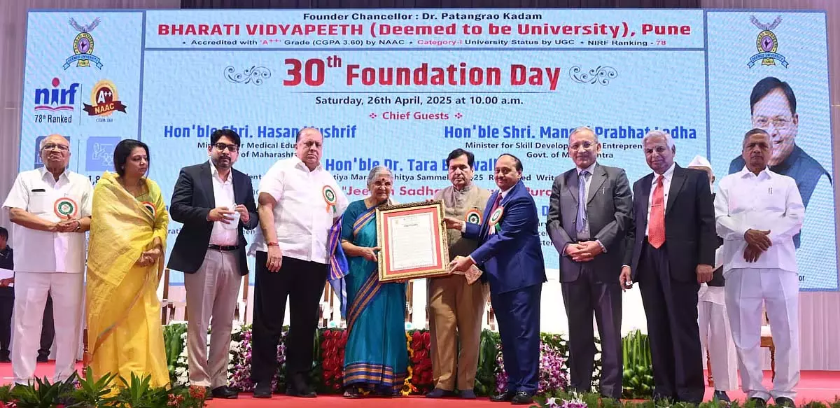 भारती विद्यापीठ डीम्ड यूनिवर्सिटी ने डॉ. तारा भावलकर को जीवन साधना गौरव पुरस्कार से सम्मानित किया